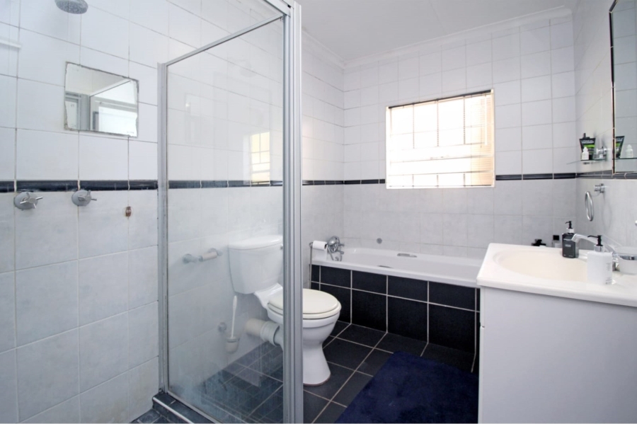 To Let 3 Bedroom Property for Rent in Thatchfield Cresent Gauteng