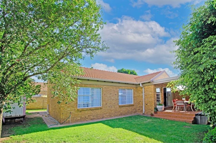 To Let 3 Bedroom Property for Rent in Thatchfield Cresent Gauteng