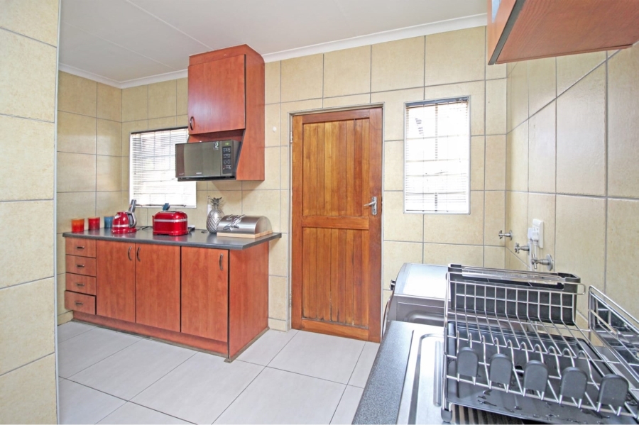 To Let 3 Bedroom Property for Rent in Thatchfield Cresent Gauteng