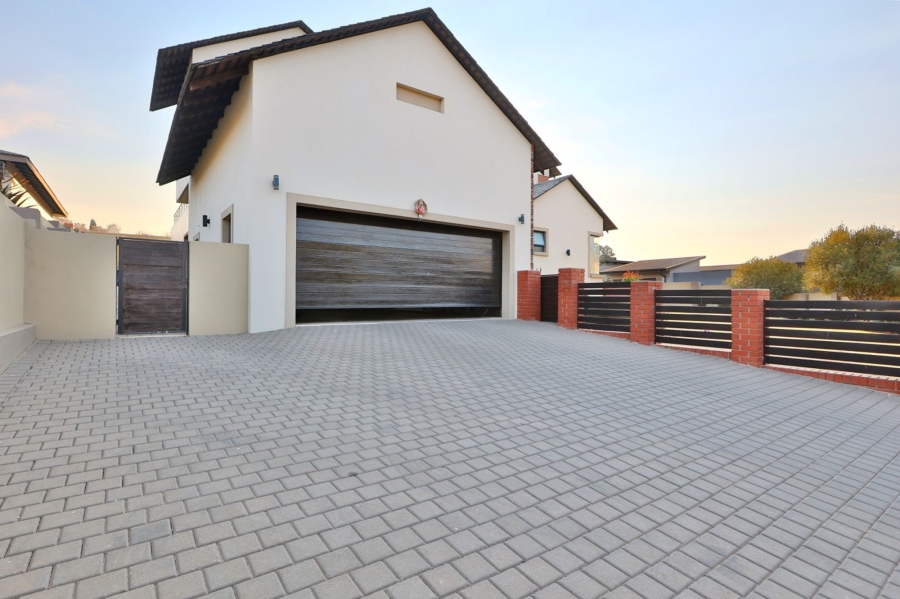 5 Bedroom Property for Sale in Waterfall Country Estate Gauteng