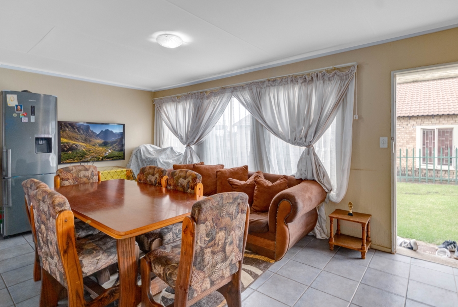 To Let 2 Bedroom Property for Rent in Rhodesfield Gauteng