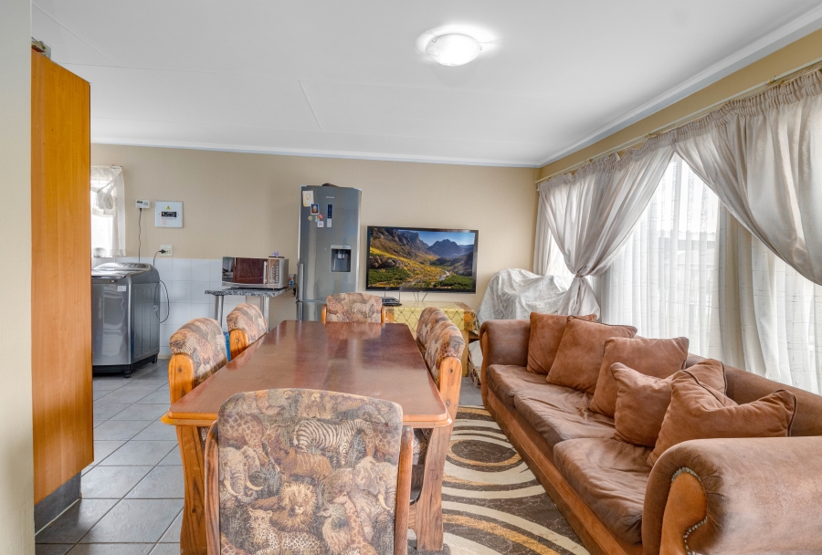 To Let 2 Bedroom Property for Rent in Rhodesfield Gauteng
