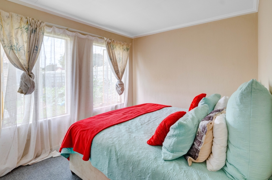 To Let 2 Bedroom Property for Rent in Rhodesfield Gauteng