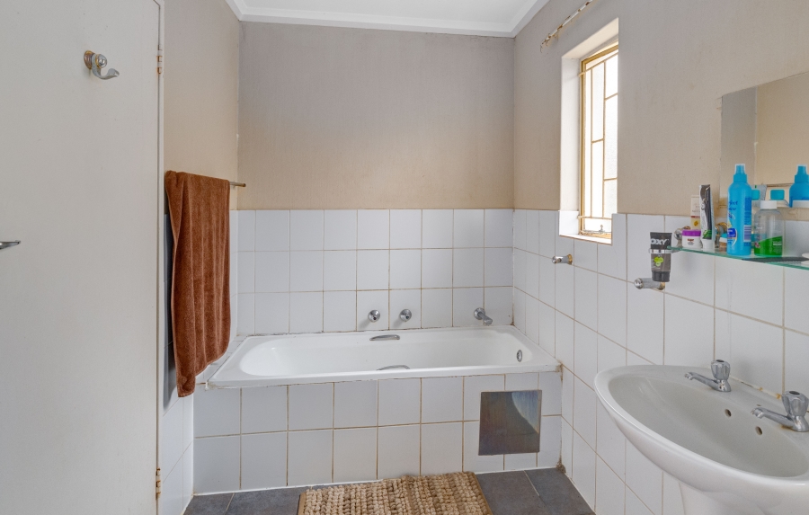 To Let 2 Bedroom Property for Rent in Rhodesfield Gauteng