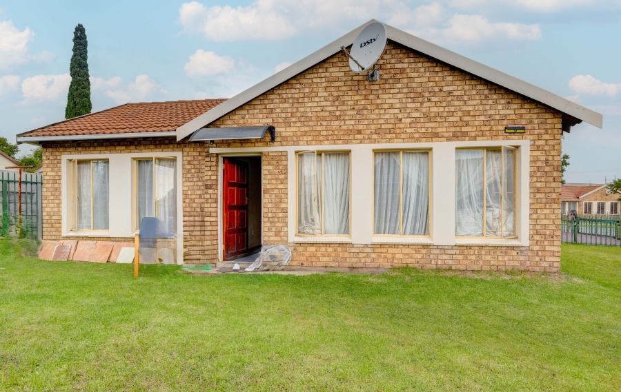 To Let 2 Bedroom Property for Rent in Rhodesfield Gauteng