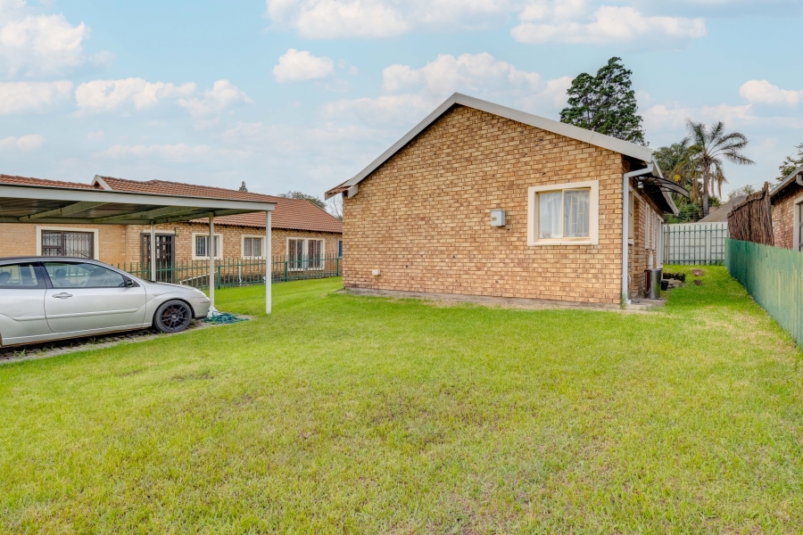 To Let 2 Bedroom Property for Rent in Rhodesfield Gauteng