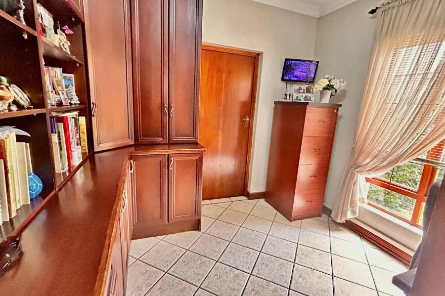 7 Bedroom Property for Sale in Waterkloof Ridge Gauteng