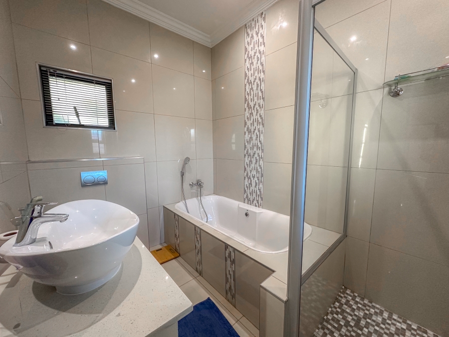 To Let 5 Bedroom Property for Rent in Midstream Ridge Gauteng
