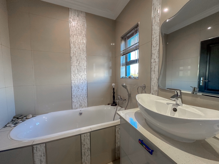 To Let 5 Bedroom Property for Rent in Midstream Ridge Gauteng