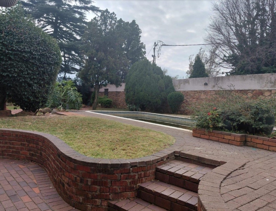 5 Bedroom Property for Sale in Linmeyer Gauteng