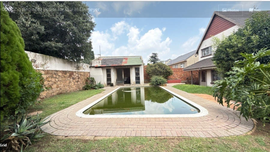 5 Bedroom Property for Sale in Linmeyer Gauteng