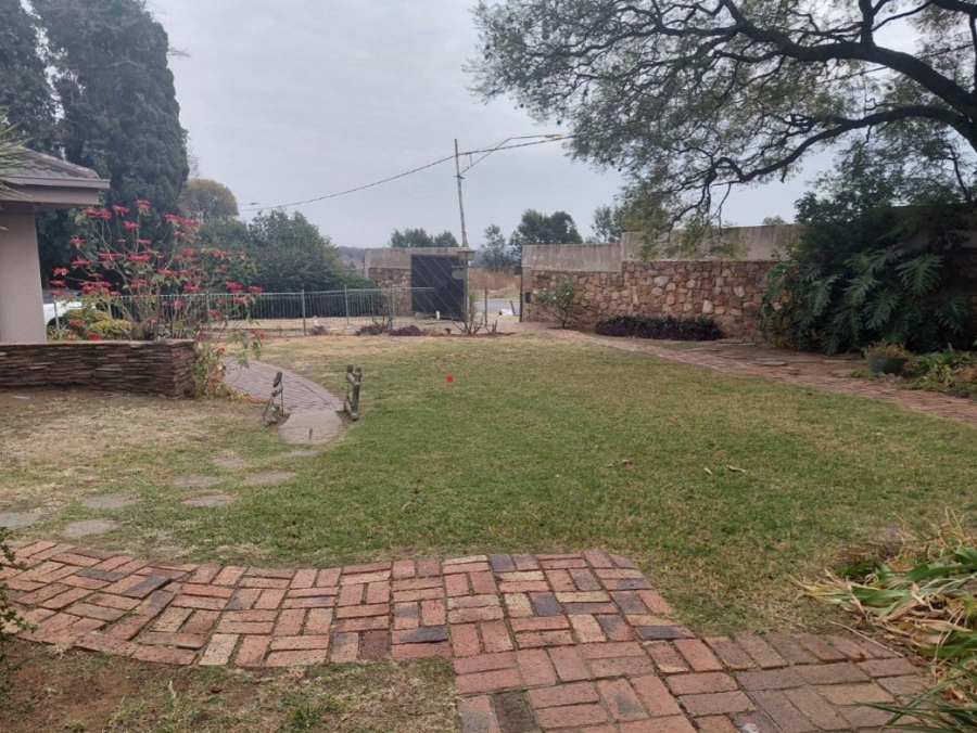 5 Bedroom Property for Sale in Linmeyer Gauteng