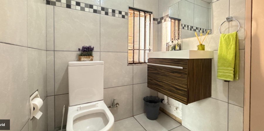 5 Bedroom Property for Sale in Linmeyer Gauteng