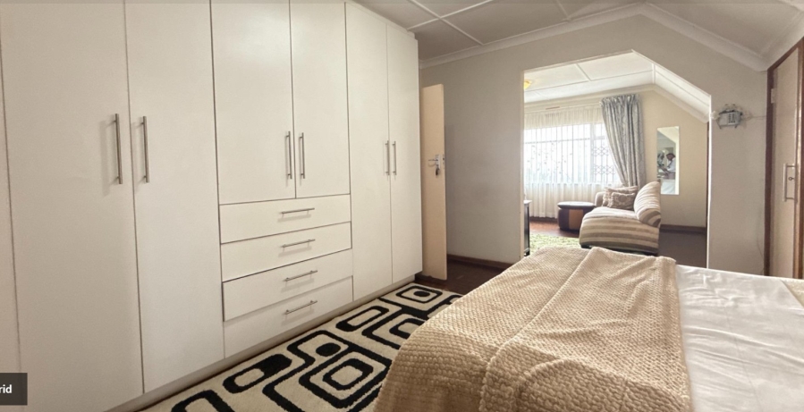 5 Bedroom Property for Sale in Linmeyer Gauteng