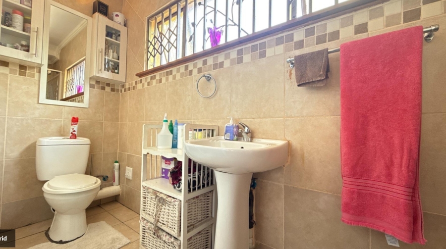 5 Bedroom Property for Sale in Linmeyer Gauteng