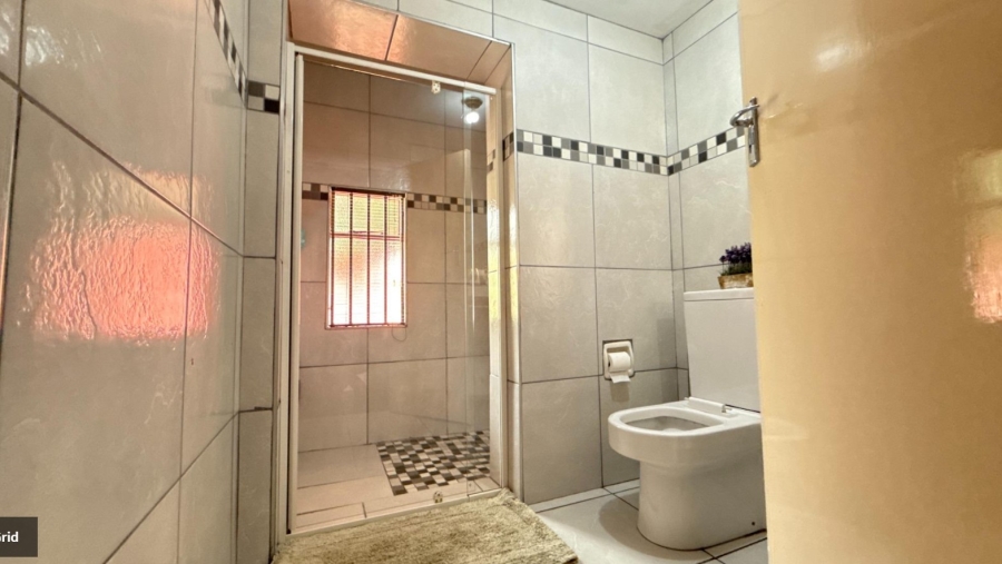 5 Bedroom Property for Sale in Linmeyer Gauteng