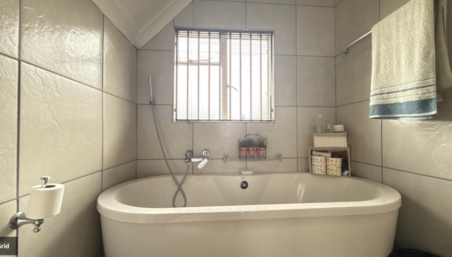 5 Bedroom Property for Sale in Linmeyer Gauteng