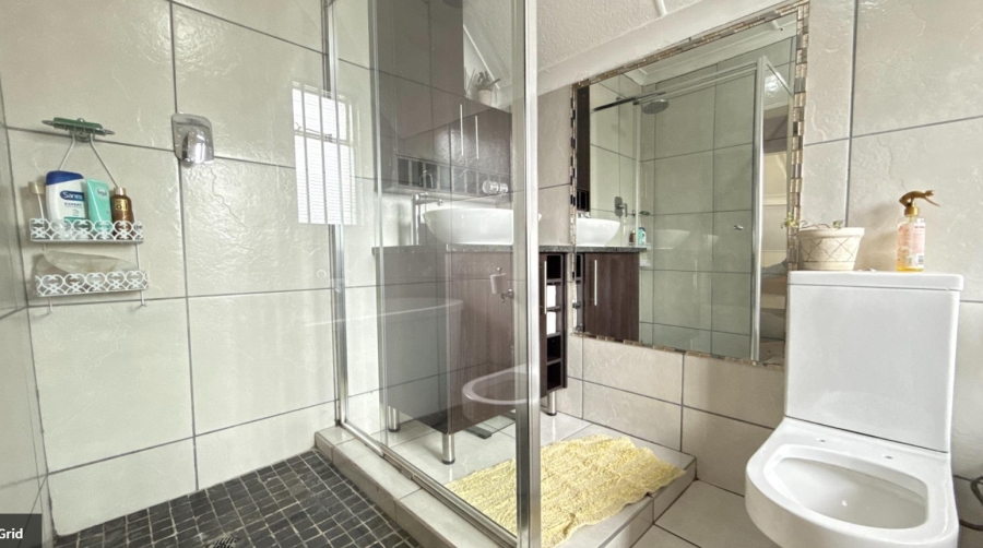 5 Bedroom Property for Sale in Linmeyer Gauteng
