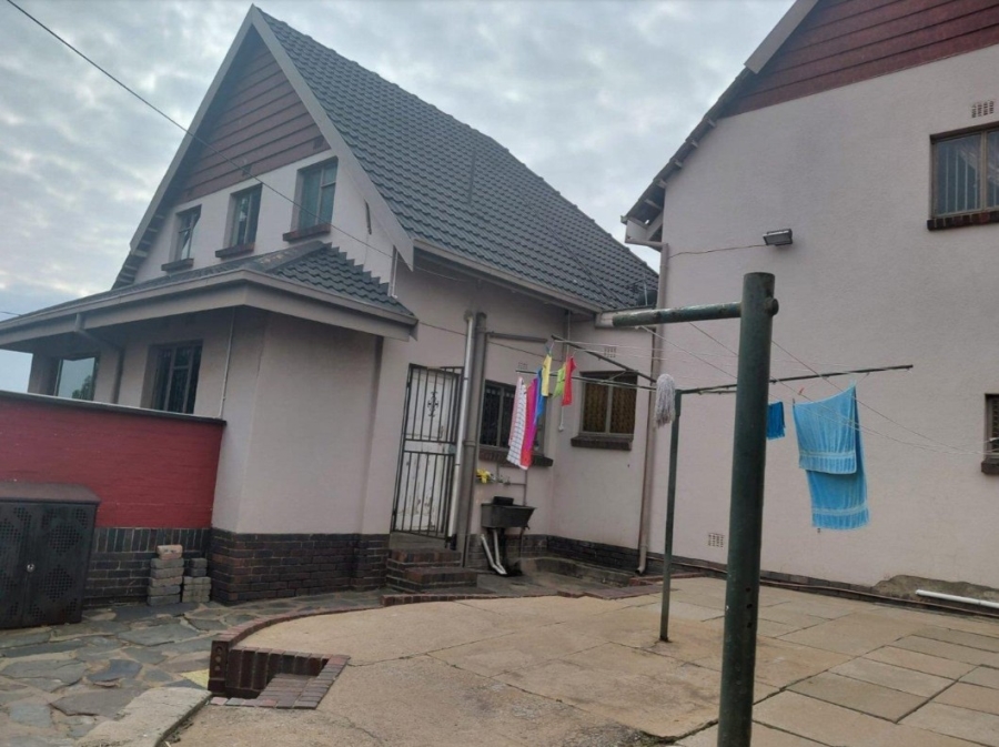 5 Bedroom Property for Sale in Linmeyer Gauteng