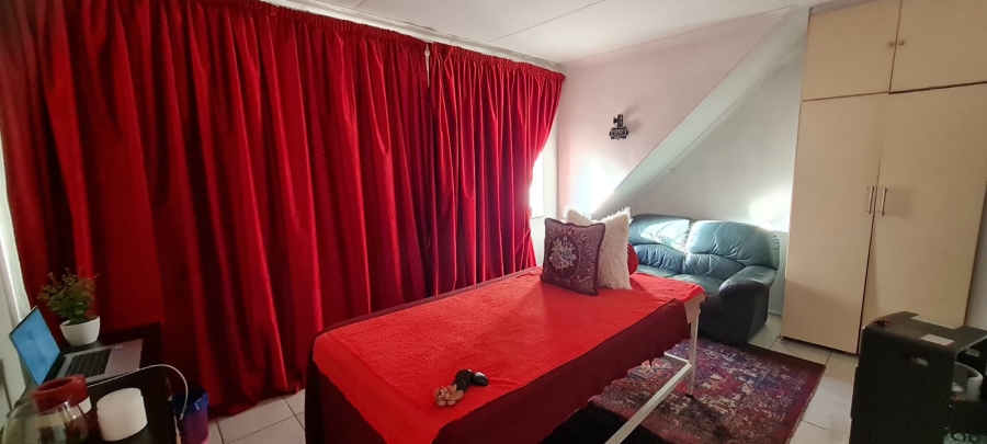 To Let 5 Bedroom Property for Rent in Edendale Gauteng