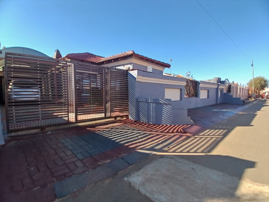 3 Bedroom Property for Sale in Bekkersdal Gauteng