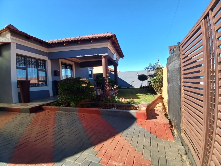 3 Bedroom Property for Sale in Bekkersdal Gauteng