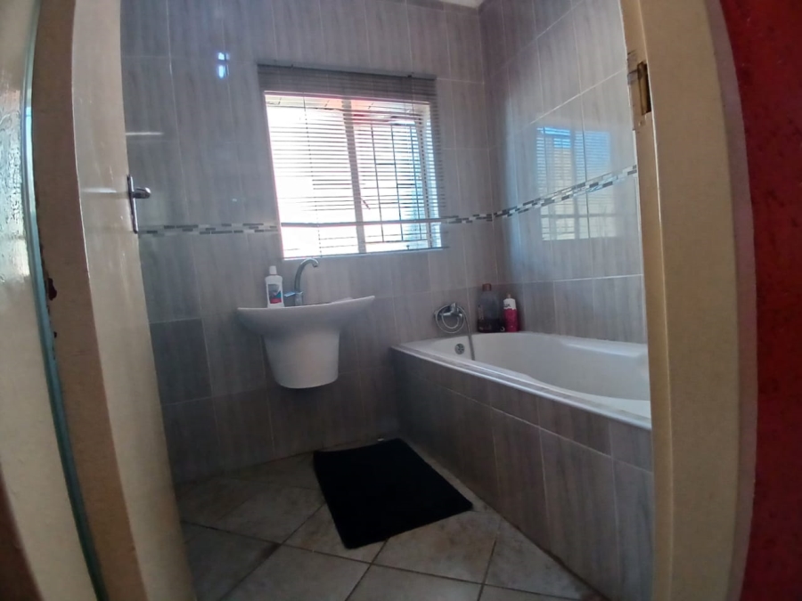 3 Bedroom Property for Sale in Bekkersdal Gauteng