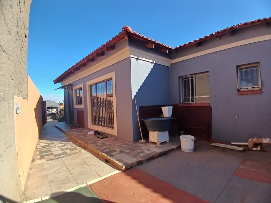 3 Bedroom Property for Sale in Bekkersdal Gauteng