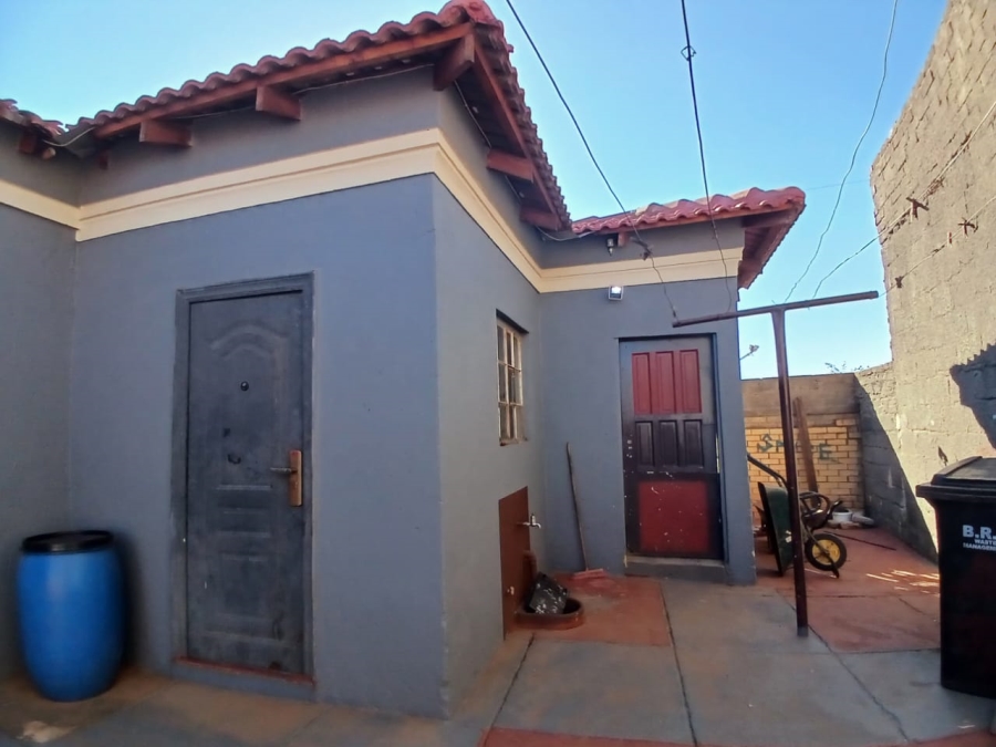 3 Bedroom Property for Sale in Bekkersdal Gauteng