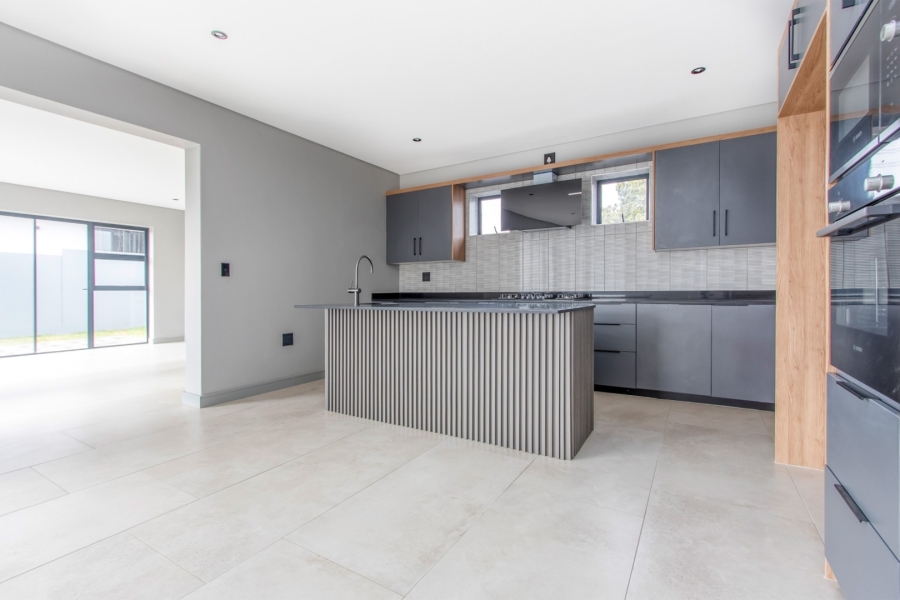 5 Bedroom Property for Sale in Helderfontein Estate Gauteng