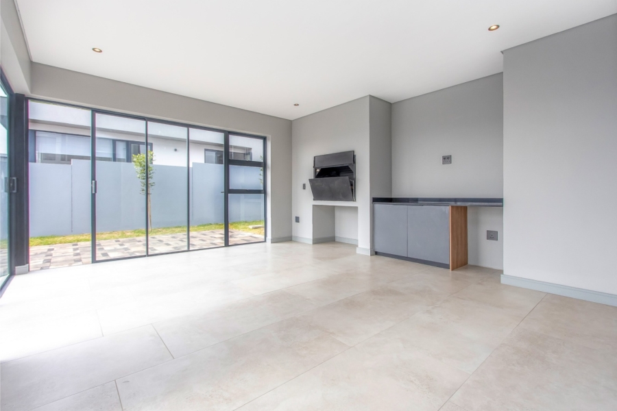 5 Bedroom Property for Sale in Helderfontein Estate Gauteng