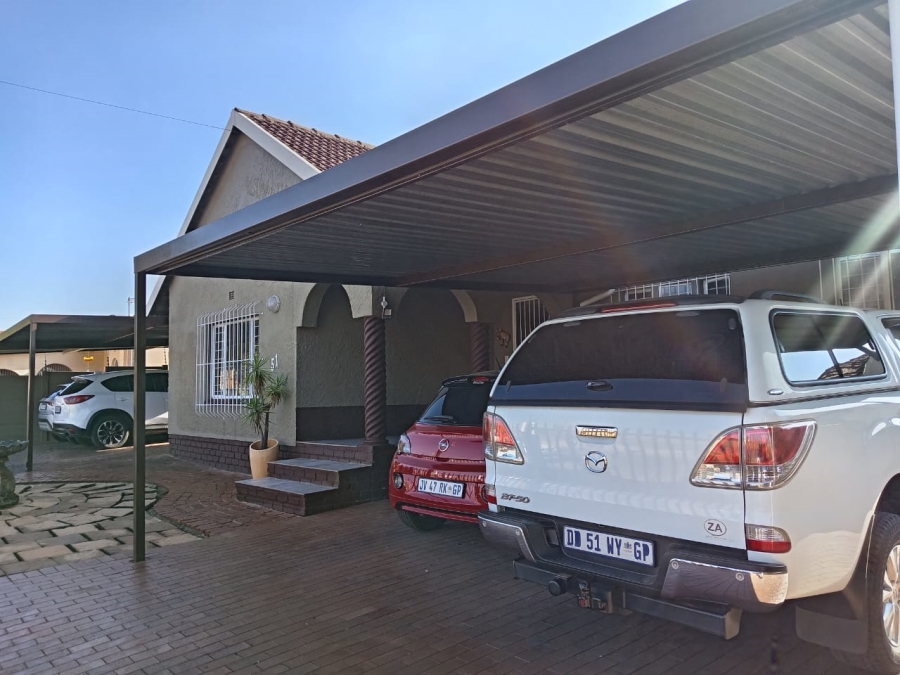 4 Bedroom Property for Sale in Witpoortjie Gauteng
