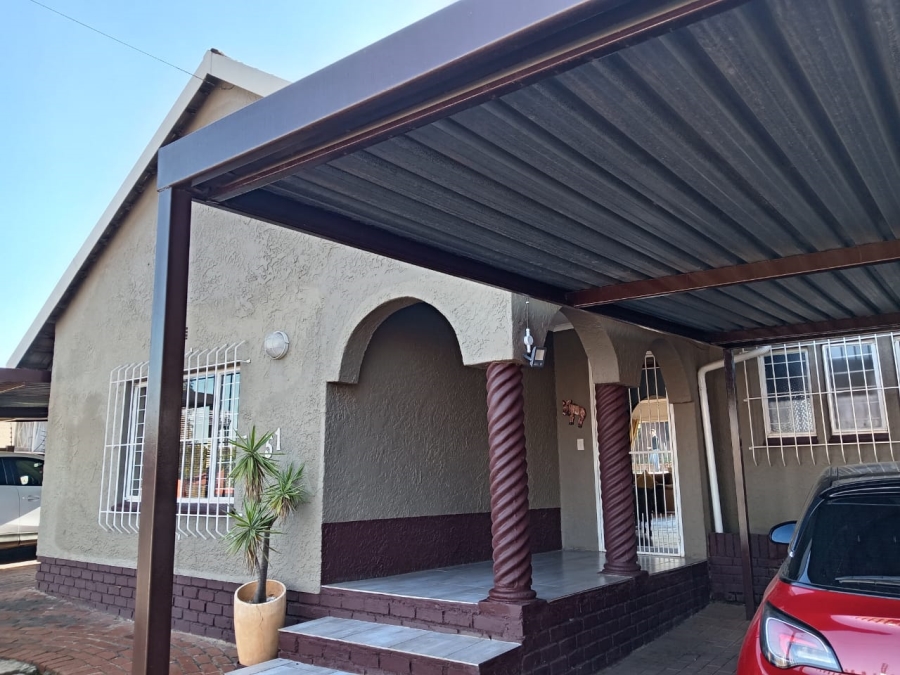 4 Bedroom Property for Sale in Witpoortjie Gauteng