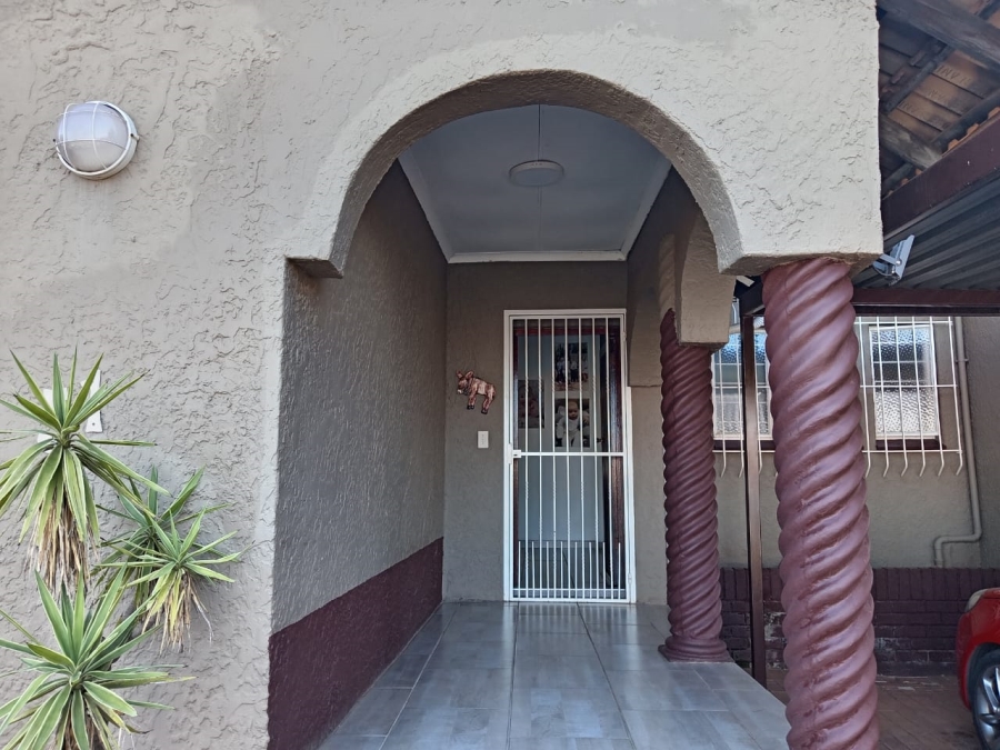 4 Bedroom Property for Sale in Witpoortjie Gauteng