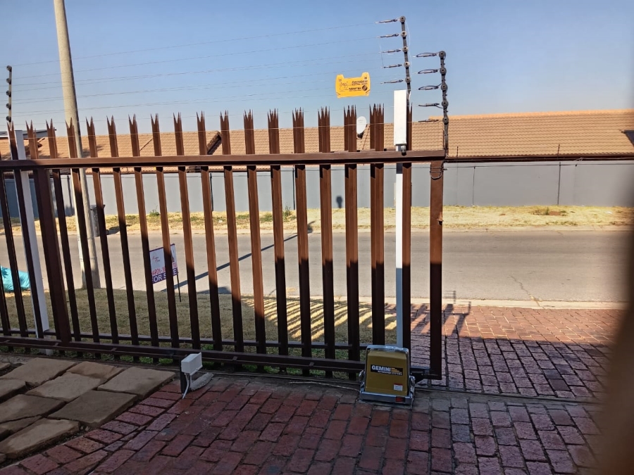 4 Bedroom Property for Sale in Witpoortjie Gauteng