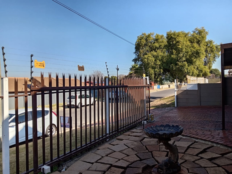 4 Bedroom Property for Sale in Witpoortjie Gauteng