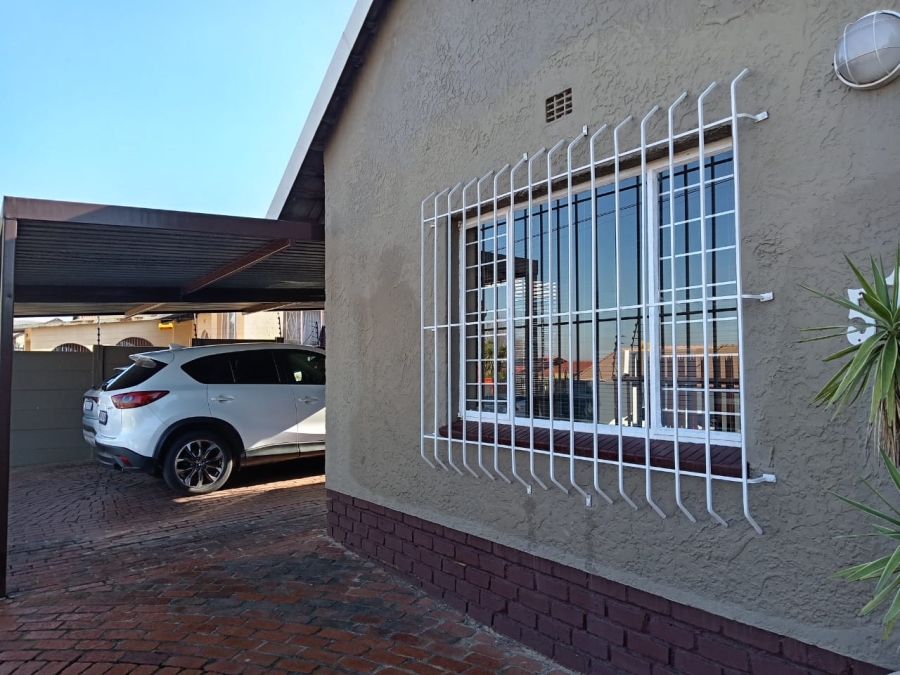 4 Bedroom Property for Sale in Witpoortjie Gauteng