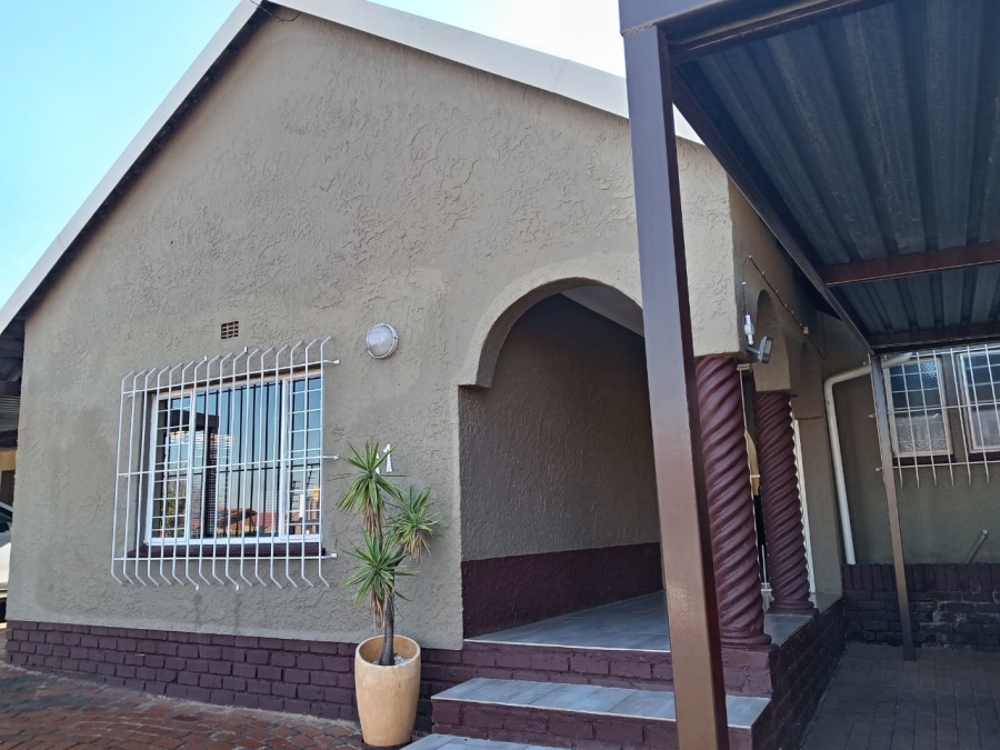 4 Bedroom Property for Sale in Witpoortjie Gauteng