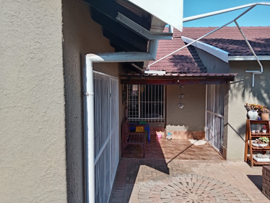 4 Bedroom Property for Sale in Witpoortjie Gauteng