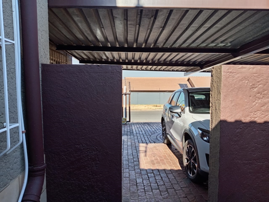 4 Bedroom Property for Sale in Witpoortjie Gauteng