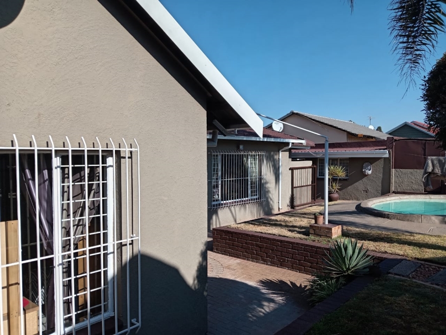 4 Bedroom Property for Sale in Witpoortjie Gauteng