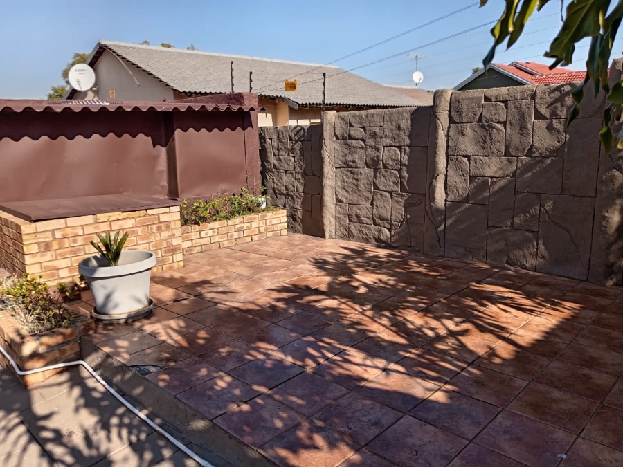 4 Bedroom Property for Sale in Witpoortjie Gauteng