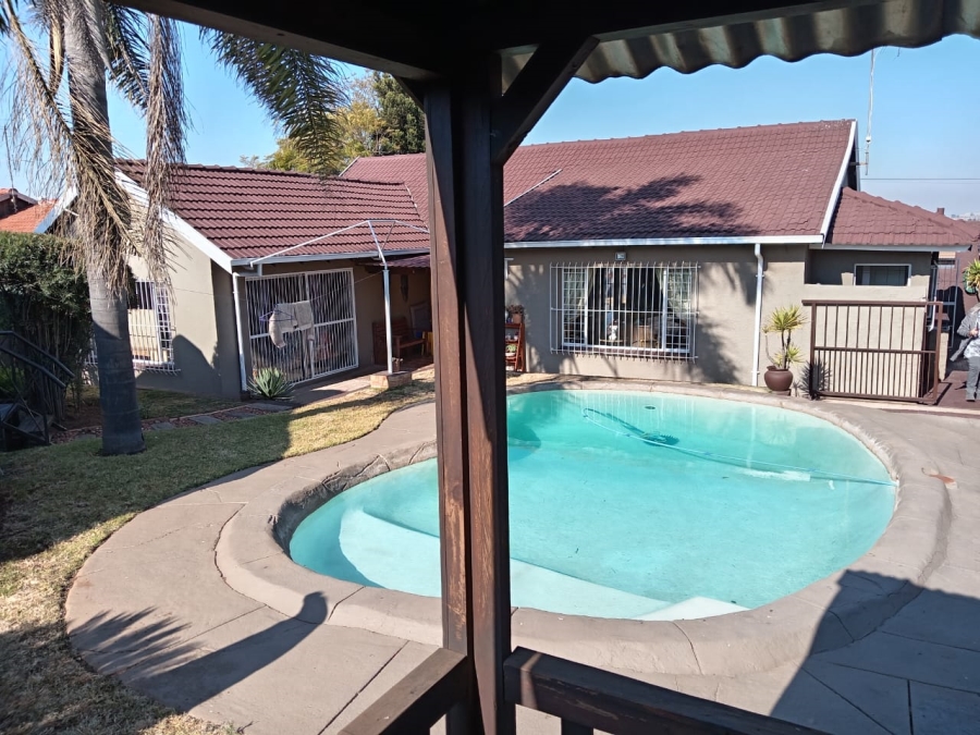 4 Bedroom Property for Sale in Witpoortjie Gauteng
