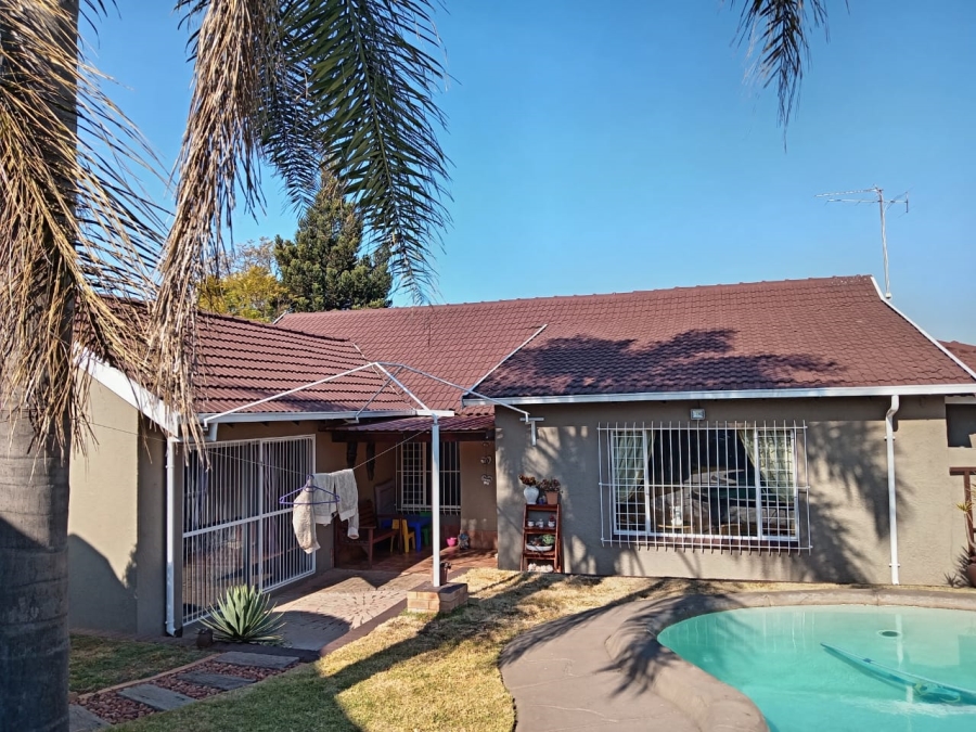 4 Bedroom Property for Sale in Witpoortjie Gauteng