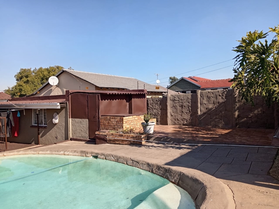 4 Bedroom Property for Sale in Witpoortjie Gauteng
