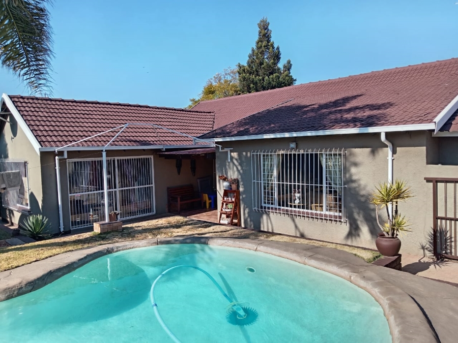 4 Bedroom Property for Sale in Witpoortjie Gauteng