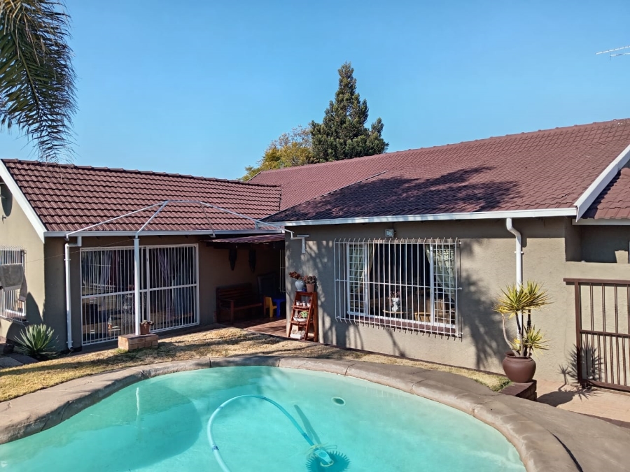 4 Bedroom Property for Sale in Witpoortjie Gauteng