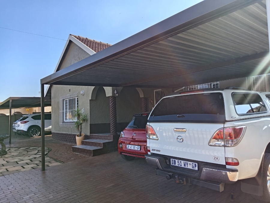 4 Bedroom Property for Sale in Witpoortjie Gauteng