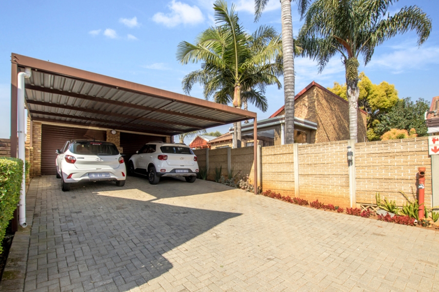 3 Bedroom Property for Sale in Honeydew Ridge Gauteng