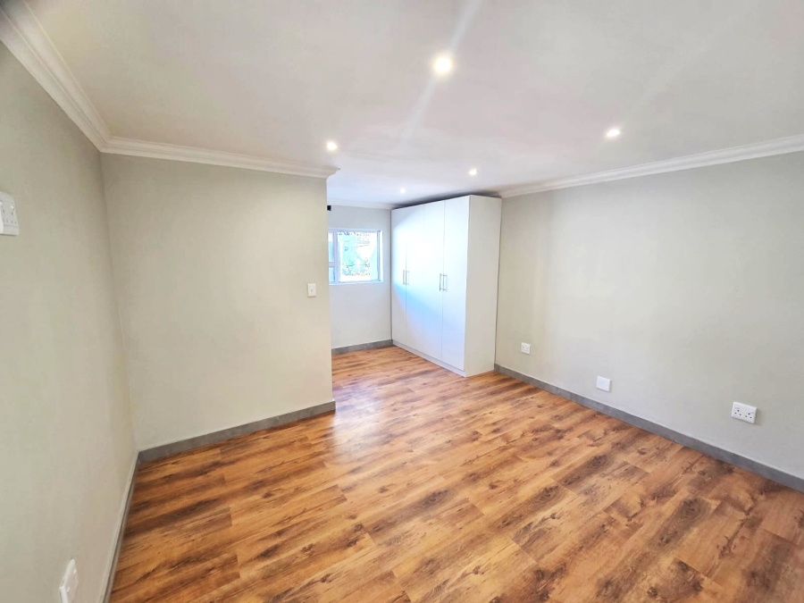5 Bedroom Property for Sale in Wierda Park Gauteng